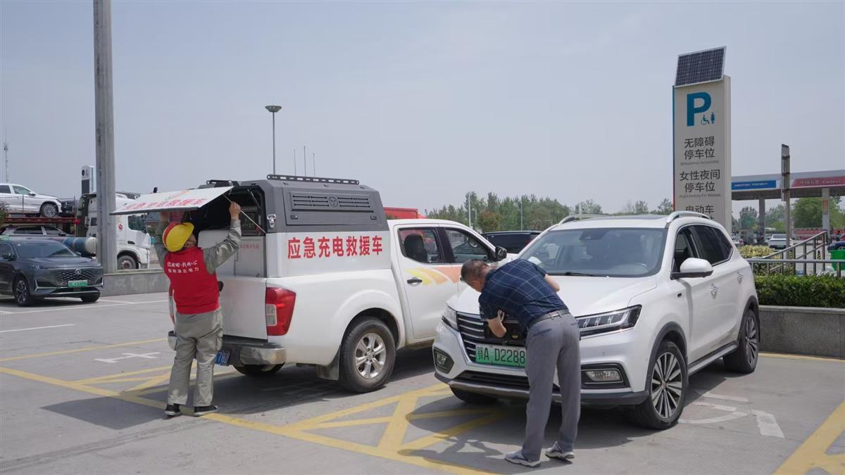 国网湖北电力员工利用应急充电救援车做好新能源车主应急充电服务。李俊蕾 摄.jpg