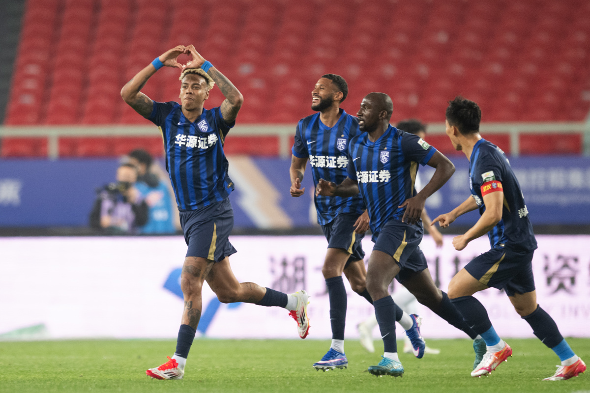 武汉三镇主场4比1大胜大连英博，斩获中超新赛季首胜