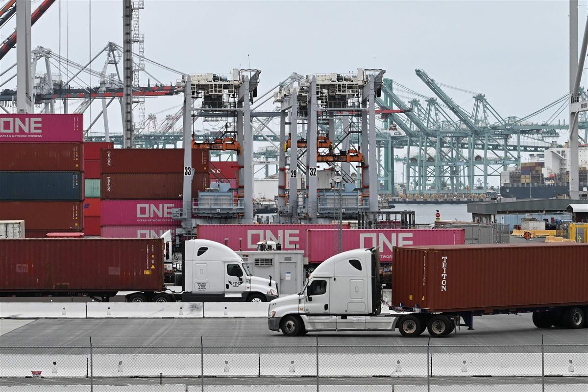 美国加州洛杉矶港拍摄的货运卡车.jpg