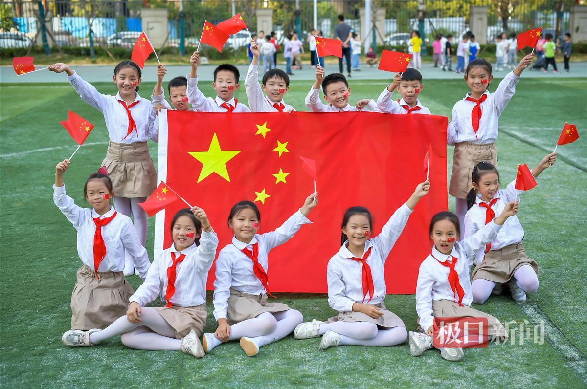 与国旗合影武汉大兴第一实验学校学生与国旗合影今年正逢党的二十大