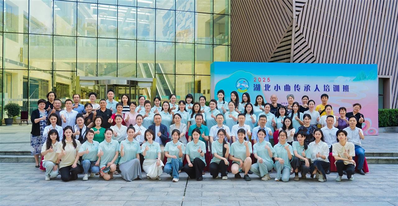 出席开班仪式的领导、专家与全体学员合影.jpg 出席开班仪式的领导、专家与全体学员合影.jpg