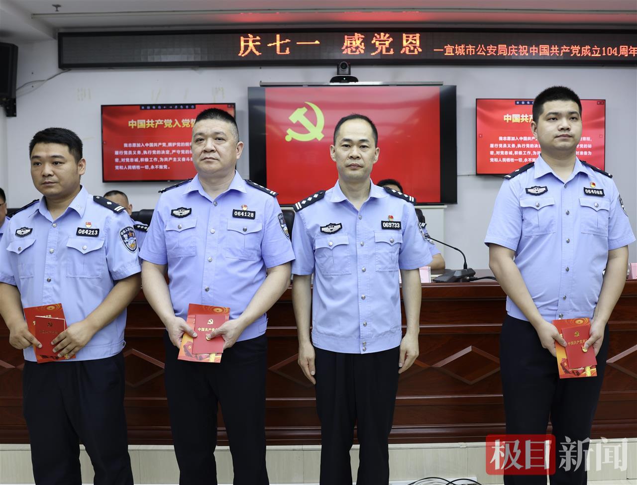 图三 为党员代表发放党徽、党章和政治生日贺卡.jpg