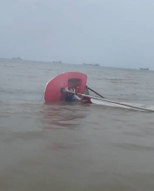 翻船落水.jpg