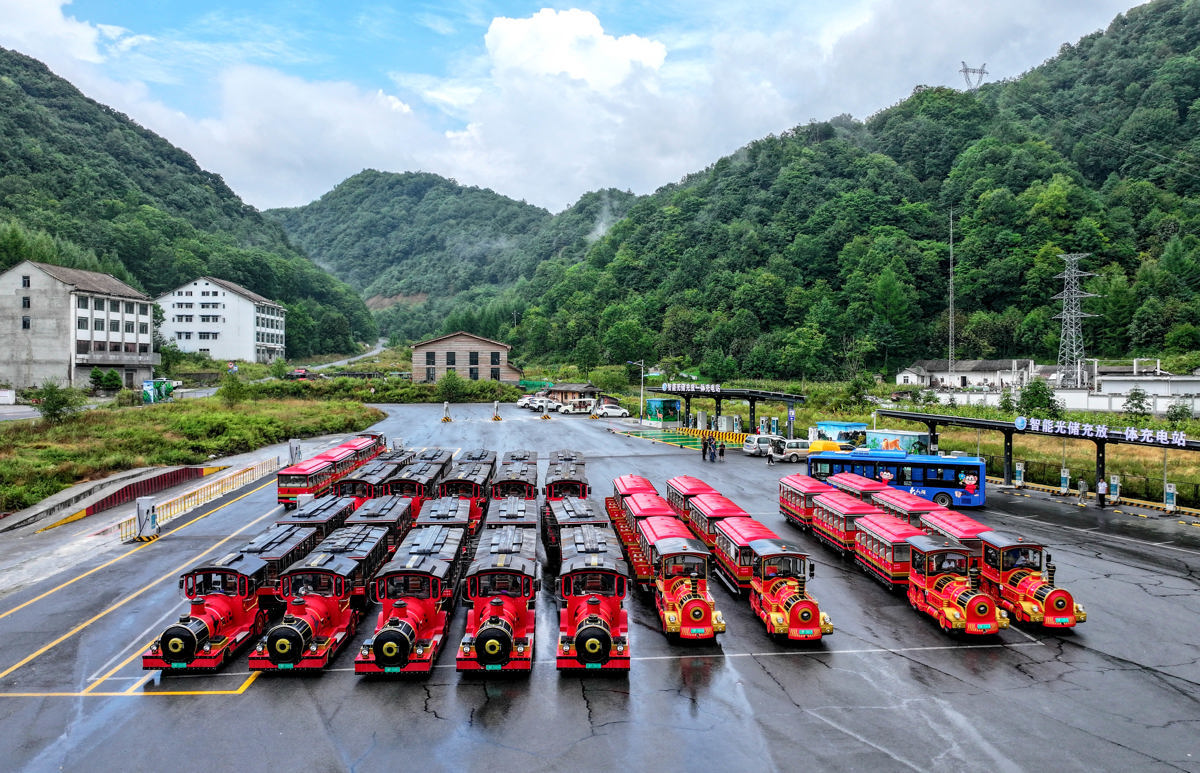 电动小火车整齐待发,电动公交驶入光储充一体智能充电站。(张家广 摄).jpg 电动小火车整齐待发,电动公交驶入光储充一体智能充电站。(张家广 摄).jpg