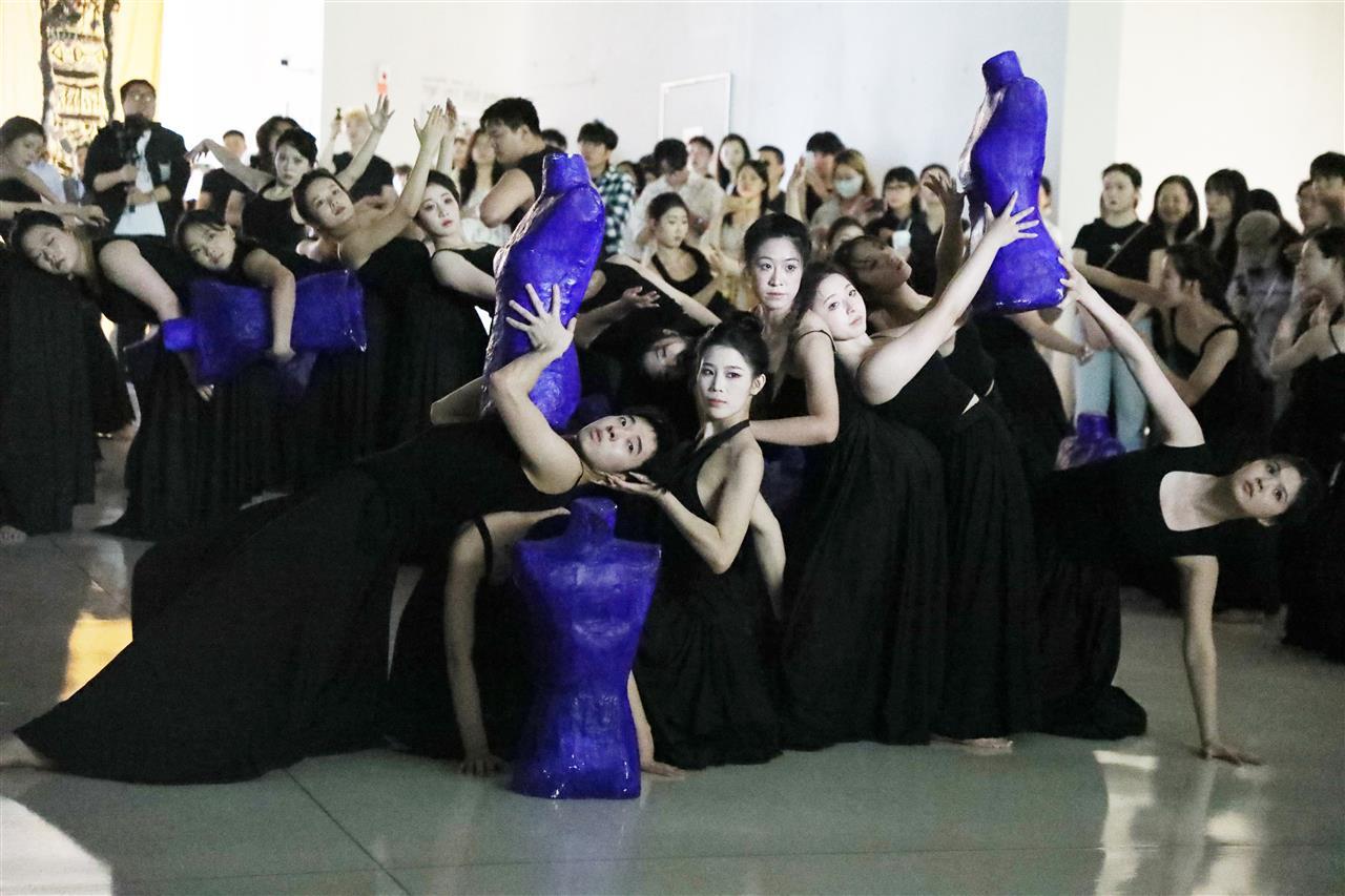 8  舞者们与克莱因蓝人形纸雕塑互动。刘恒 摄.JPG