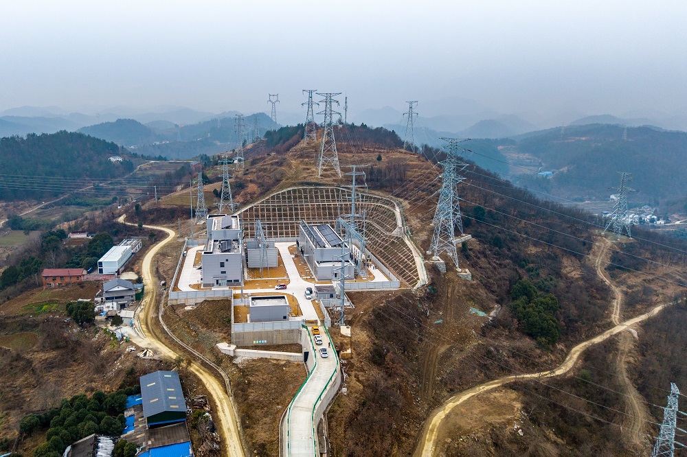 1月15日，无人机俯瞰湖北十堰220千伏子胥湖变电站 ，该站将为西十高铁箭流铺、东河两座牵引站提供主供电源，显著提升区域供电可靠性。（郝金鑫） 4.jpg