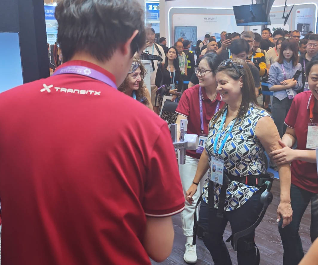 外籍残障人士穿上中国“外骨骼”独立行走亲友感动落泪！厂家：1200美元一台销量暴涨库存吃紧(图1)