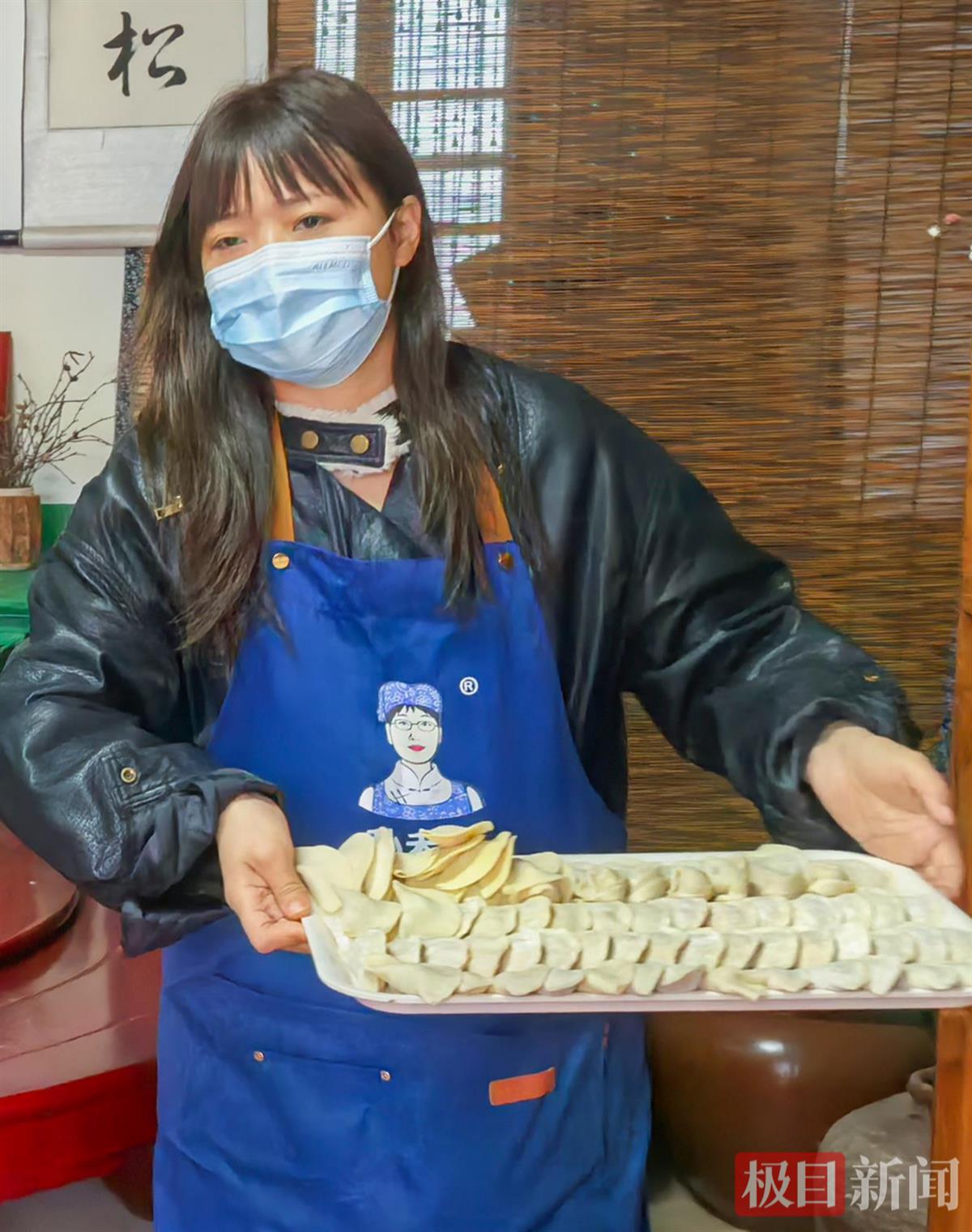 村民将包好的饺子送去煮（极目新闻通讯员 王文初 摄）.jpg