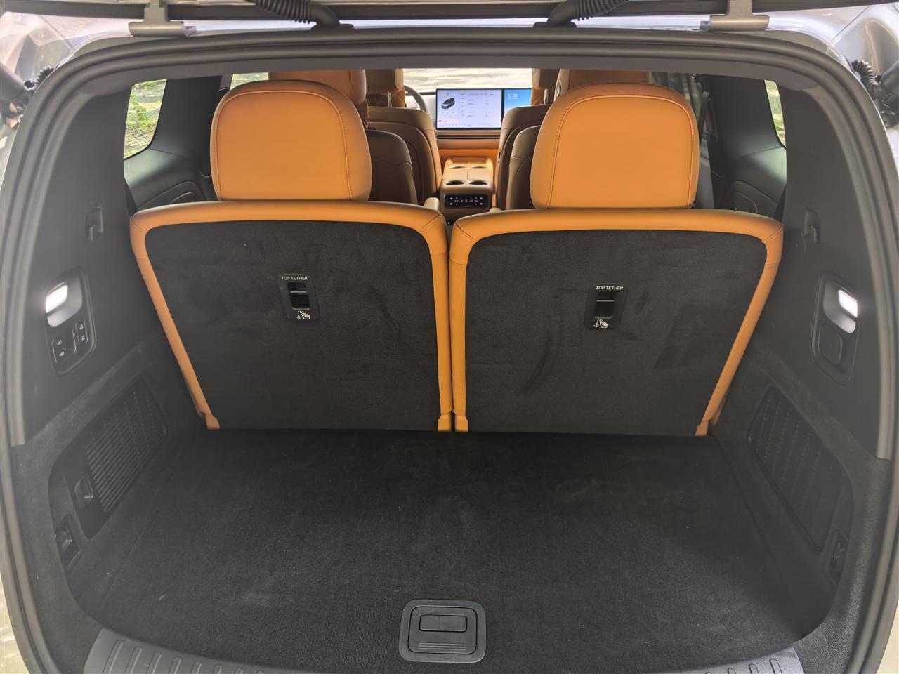 后备箱.jpg 后备箱.jpg