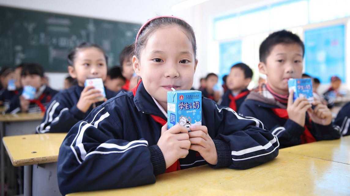 国家“学生饮用奶计划”课间征订与食堂供餐，双轮驱动为校园学生营养保驾护航