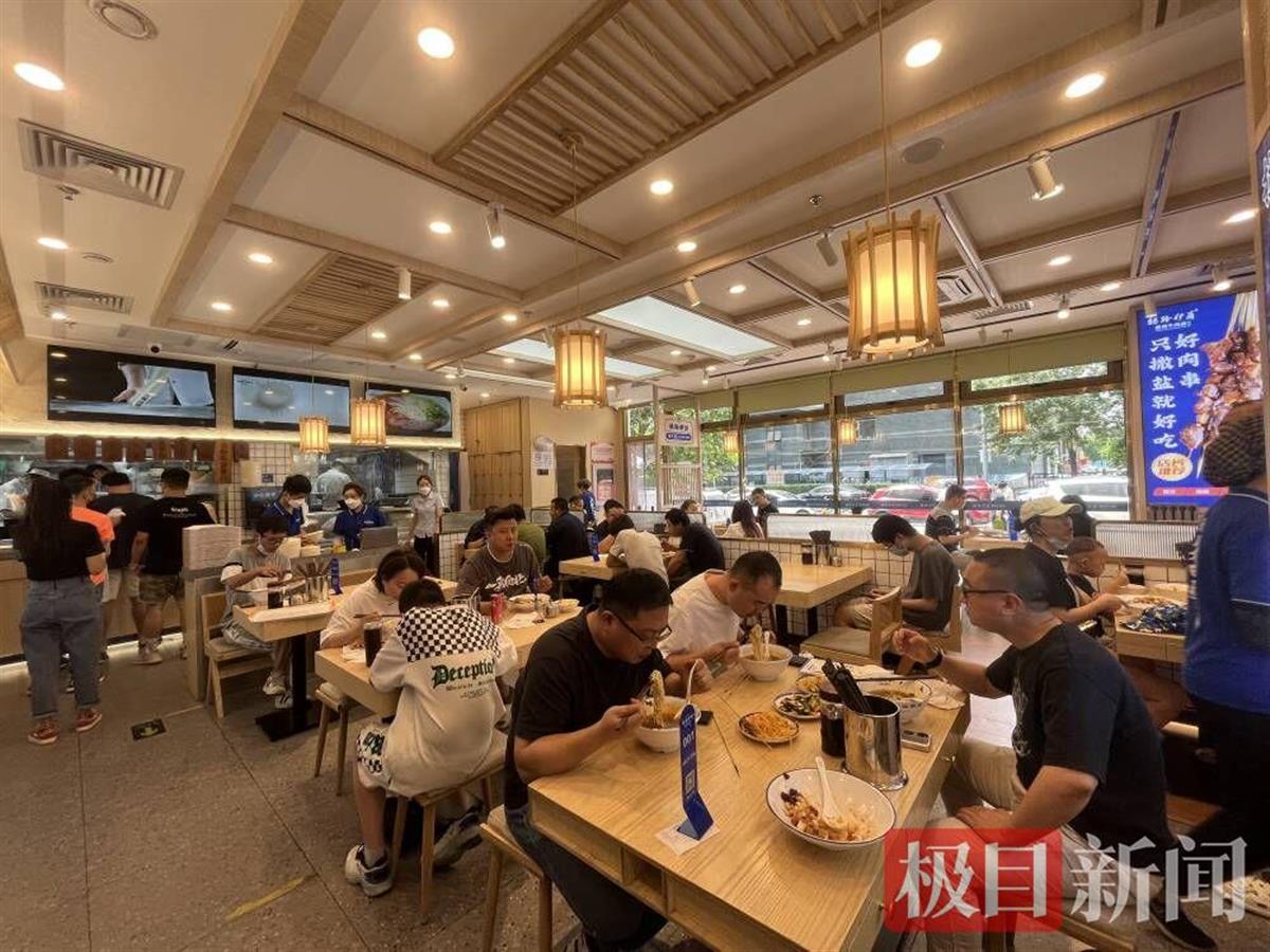 北京堂食恢复首日:餐馆生意火爆,服务员身兼多职忙不过来