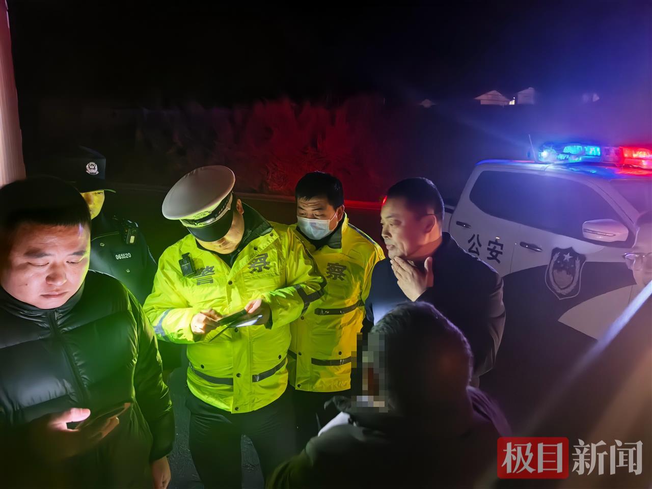 图3：民警在核查嫌疑人身份。.jpg