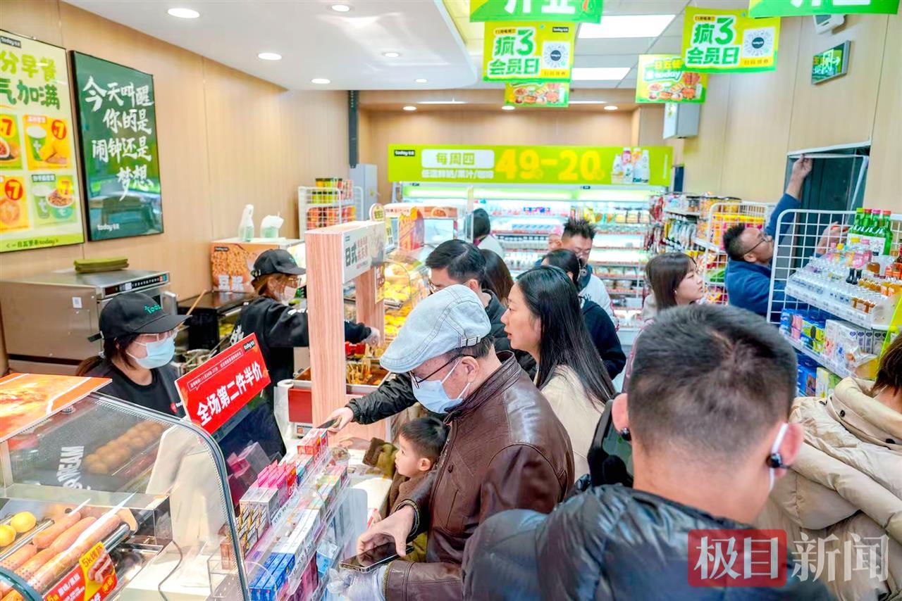 11月26日，武汉地铁资源经营有限公司与Today便利店合作的首批三家门店，在轨道交通2号线循礼门站、汉口火车站及1号线黄浦路站投入运营。图为顾客在店内踊跃购物。刘伟  摄.jpg