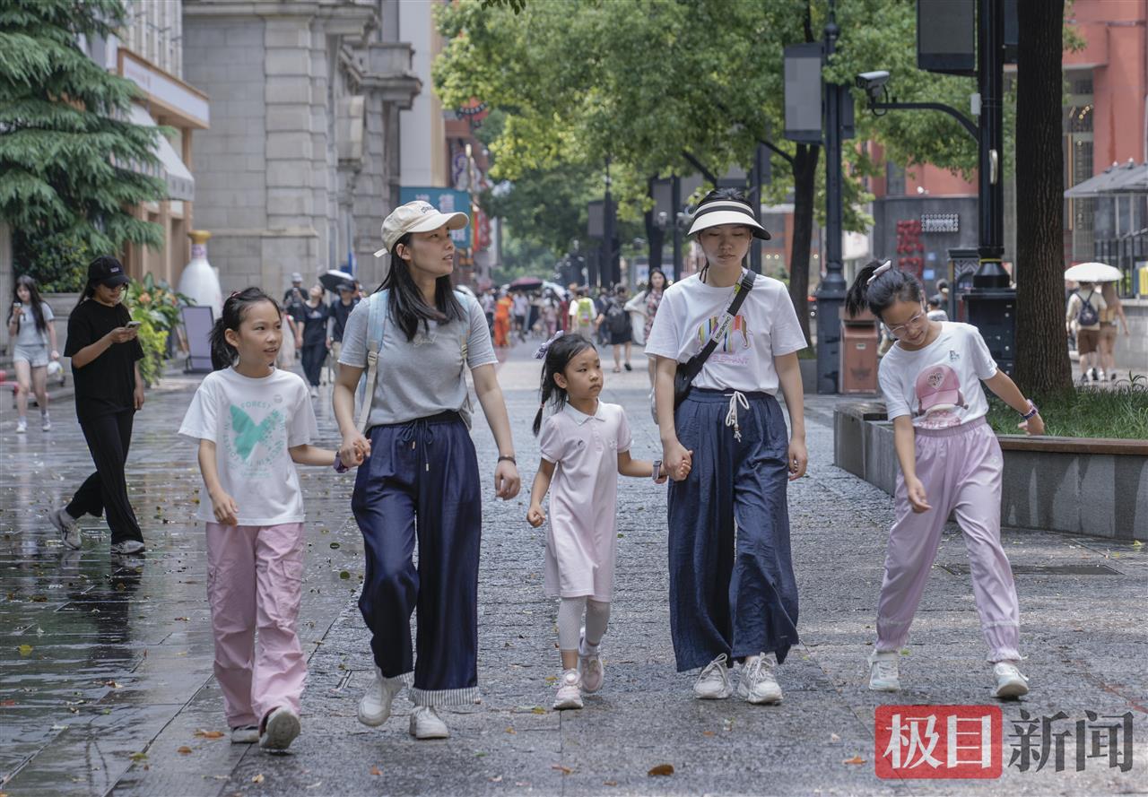 雨后的湿气与沿街门送出的空调冷气融合后的空气,让江汉路上逛街的人感觉舒适0.jpg