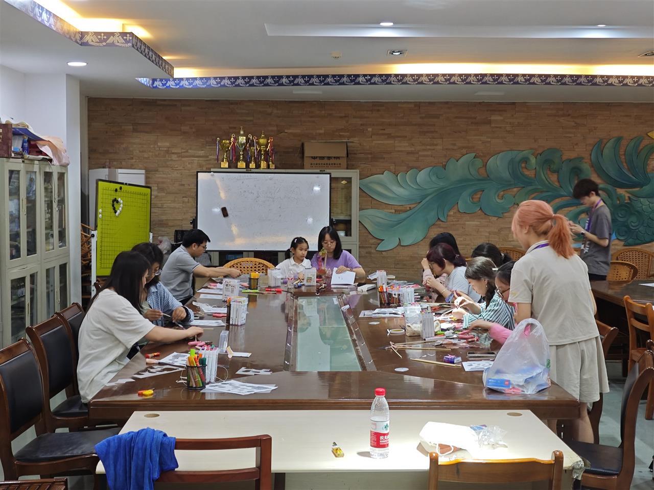 皮影制作現(xiàn)場2。胡安寧攝.jpg