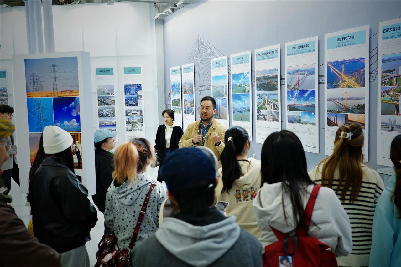 湖北美术学院创新学院教师水潇为大家讲解“城水共生智慧设计展”展区.jpg 湖北美术学院创新学院教师水潇为大家讲解“城水共生智慧设计展”展区.jpg