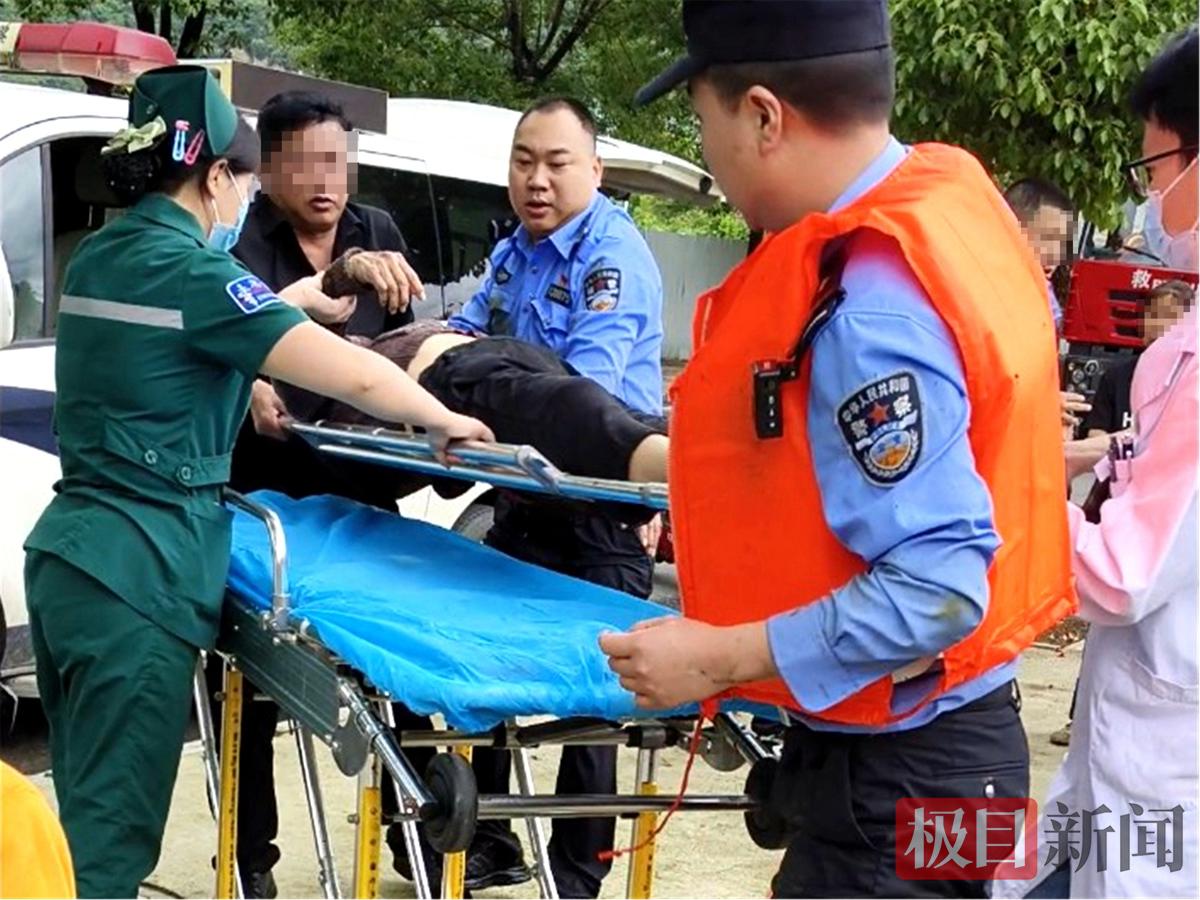 图5：警民联手将老人送上救护车（视频截图）.jpg