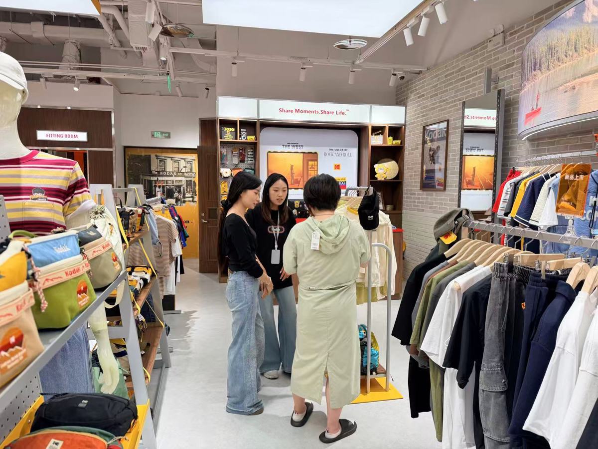 顾客在门店选购.jpg