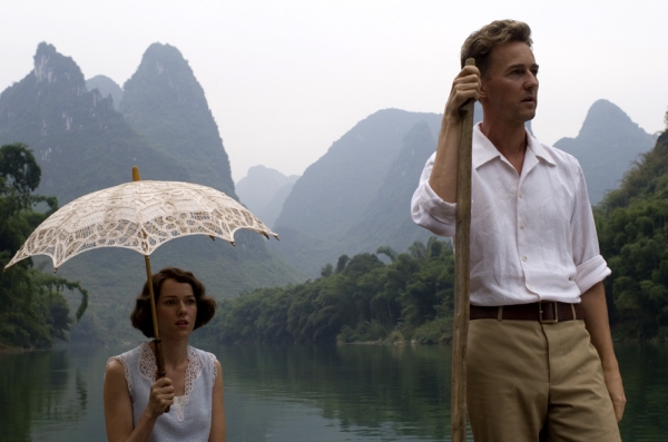 电影《面纱》剧照毛姆用《面纱》一书戏剧性地写出了以上三个角色所