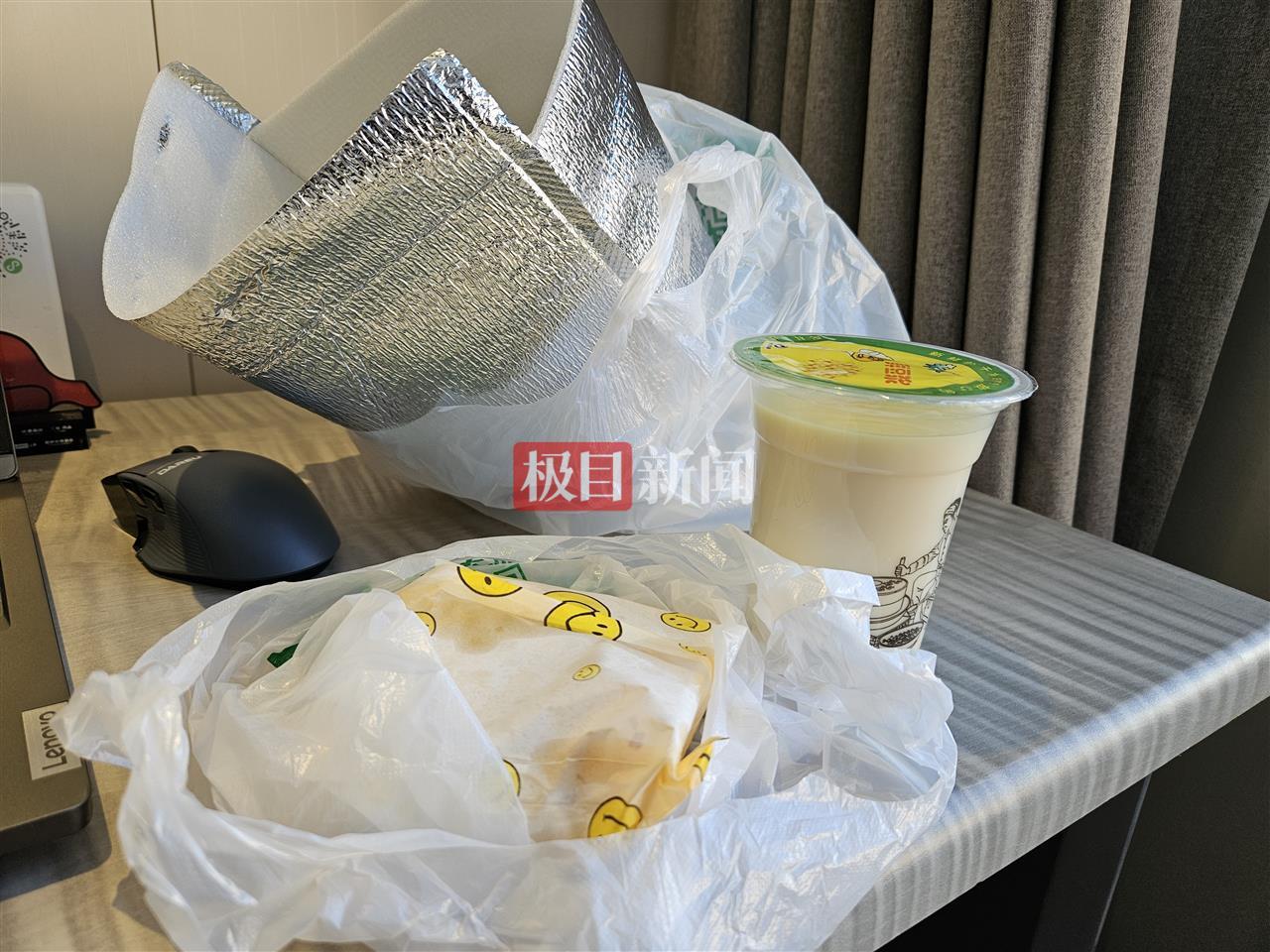 漠河骑手外卖配送秘籍，严寒下的送餐挑战与带柴暖的老头乐车厢温暖保障