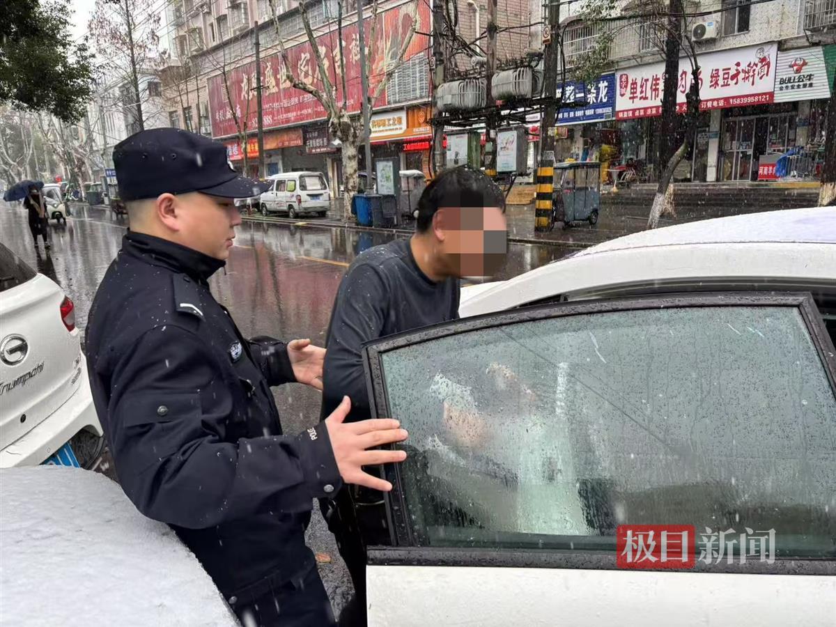 图为民警救助醉酒司机.jpg