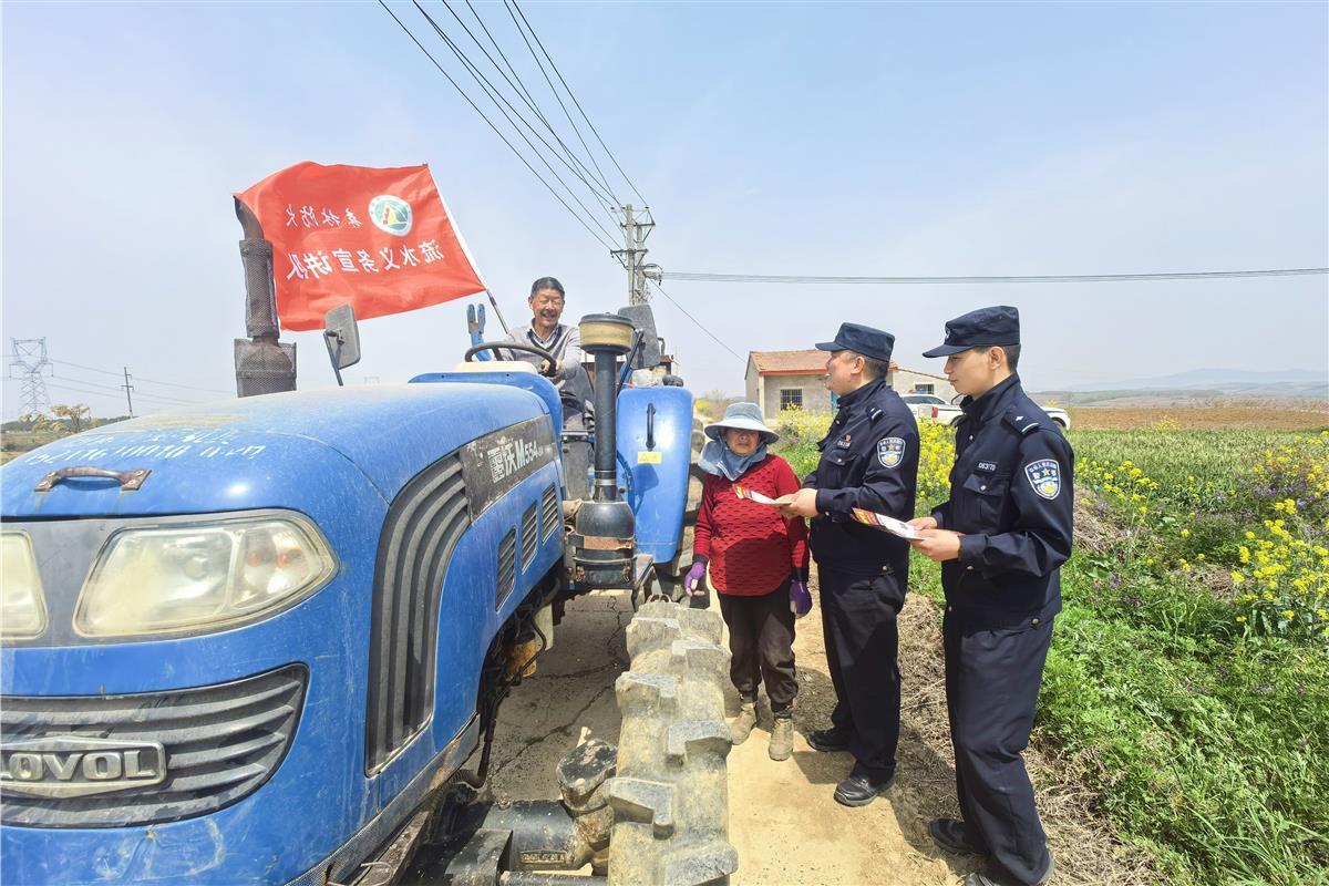 图二 民警向群众讲解防火知识.jpg