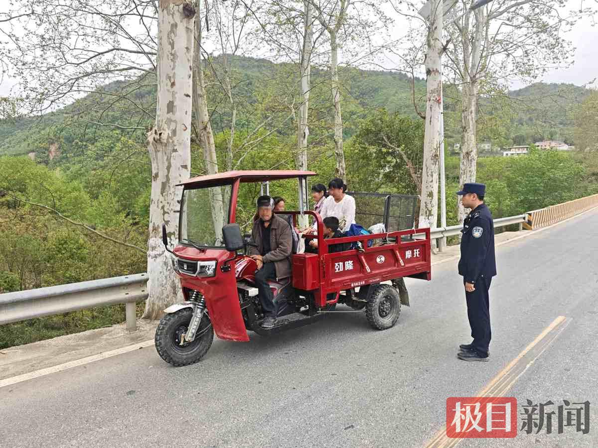 图2：民警查获李某违法载人行为。.jpg
