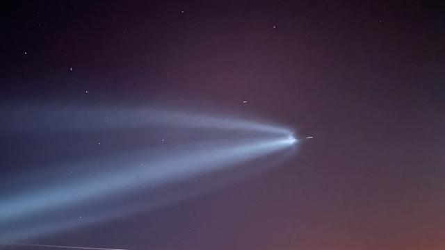 新疆阿勒泰夜空现不明发光飞行物？天文摄影师：系境外火箭发射形成的暮光效应