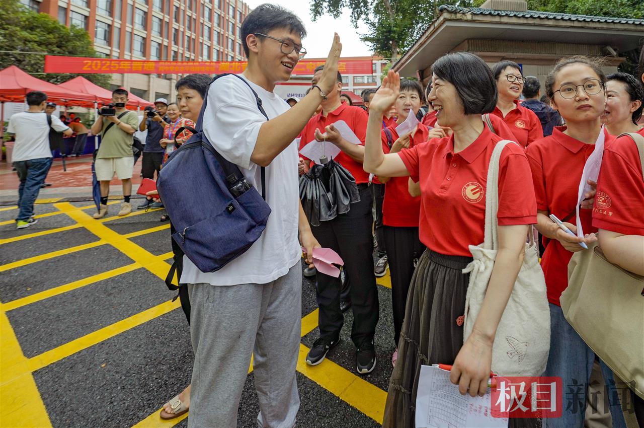 在武汉二中考点门口，社会各界为考生护路，轻松进考场7.jpg