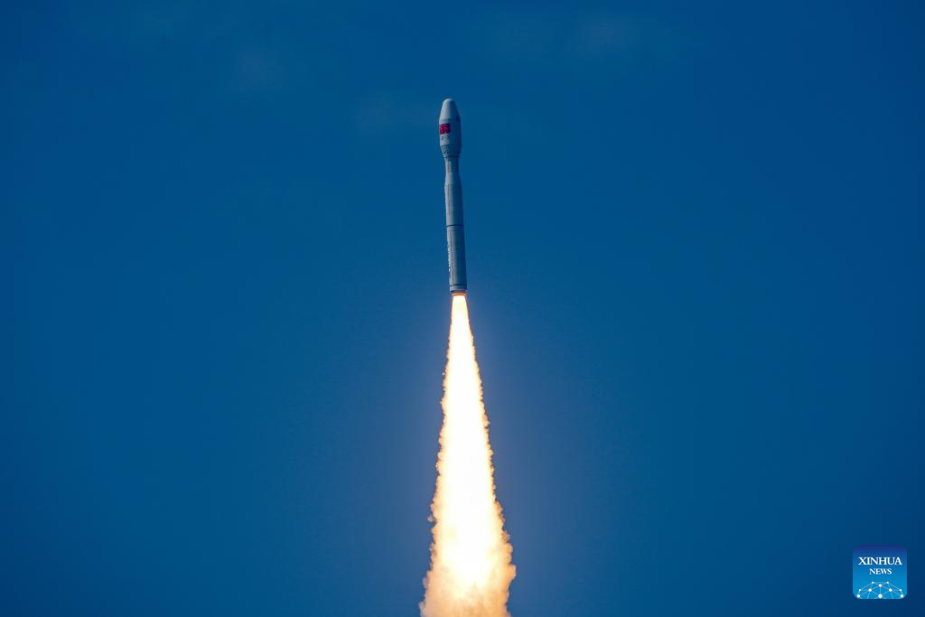China's commercial rocket SD-3 launches 7 satellites from sea | 极目新闻
