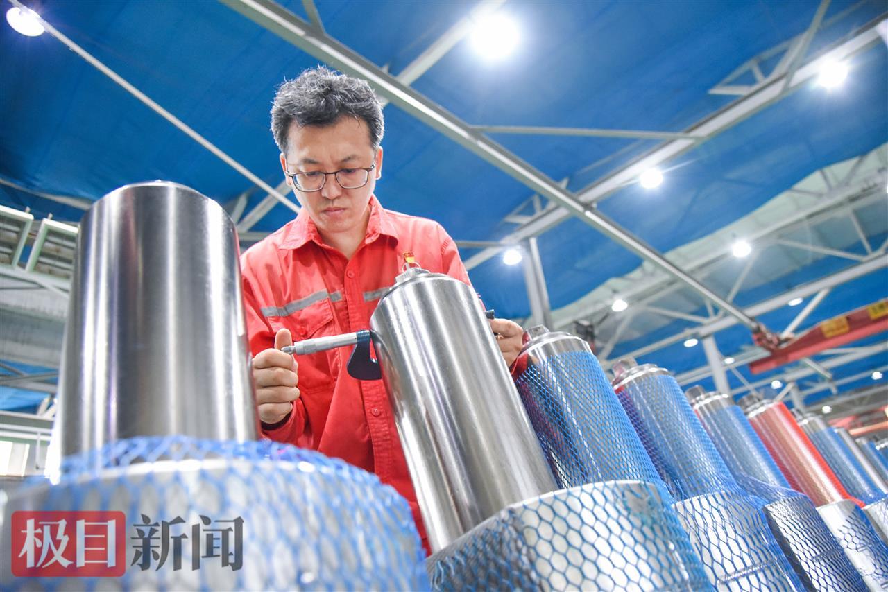 9月1日，权海峰在中国石化机械四机公司泵设备生产车间对即将发运的产品进行抽检。 （极目新闻记者 黄志刚 摄）.jpg