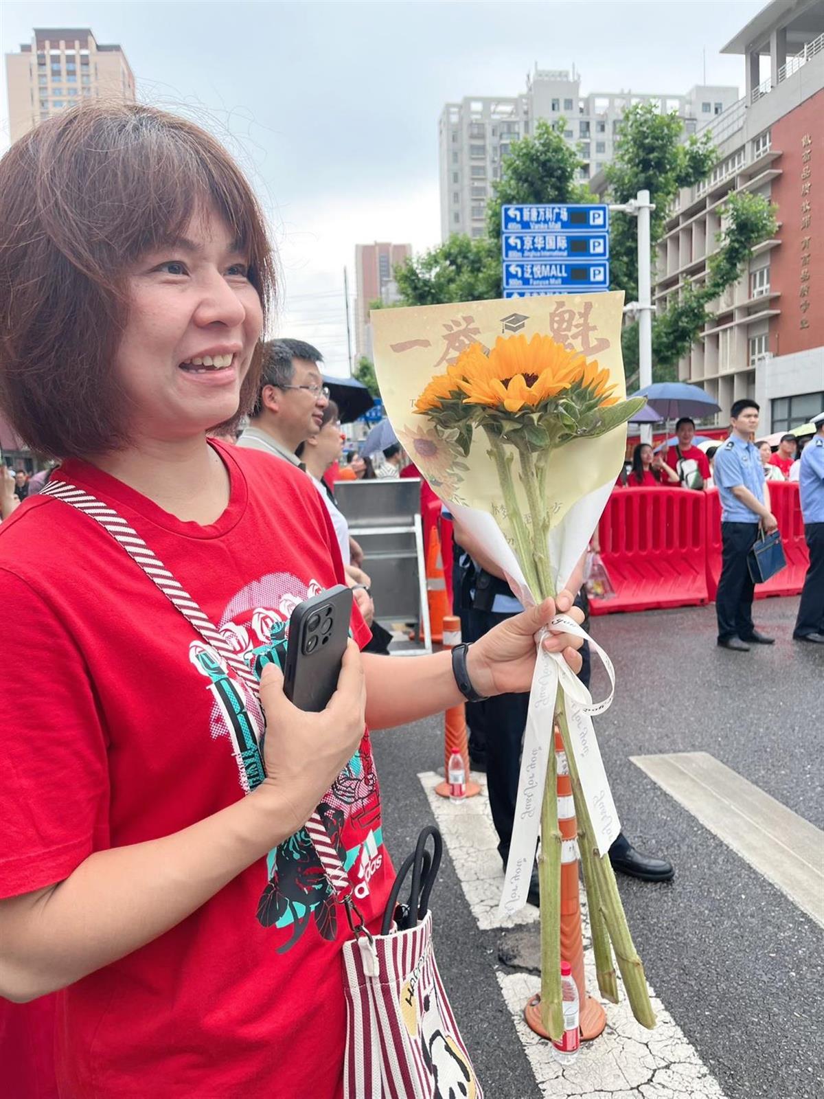 直击高考首日，老师们组成“红衣送考团”为学生加油