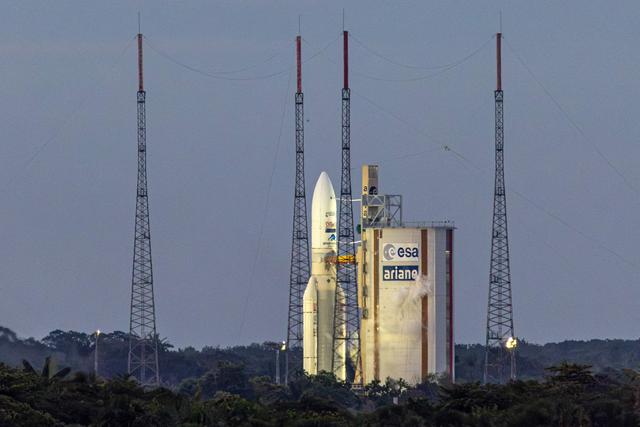 7月5日,在法属圭亚那库鲁航天中心,阿丽亚娜5型火箭准备发射升空