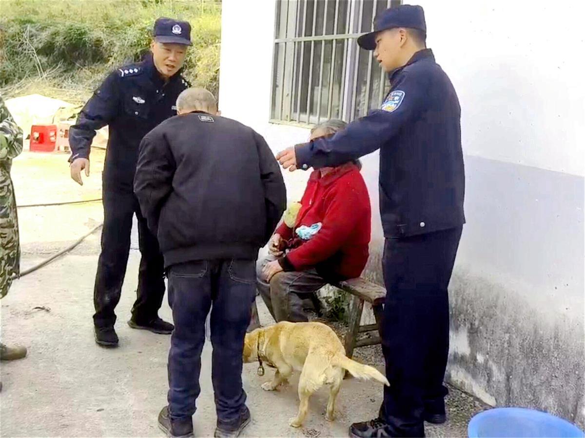 图7：家属向民警鞠躬致谢.jpg