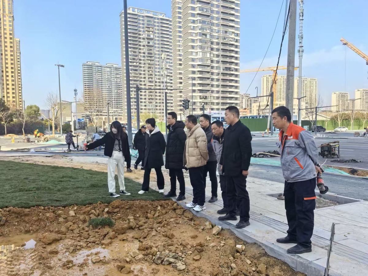 2026年1月,社区书记牵头,联合物业及共建单位实地勘查朗诗里程小区周边环境,现场协商解决方案。.jpg 2026年1月,社区书记牵头,联合物业及共建单位实地勘查朗诗里程小区周边环境,现场协商解决方案。.jpg