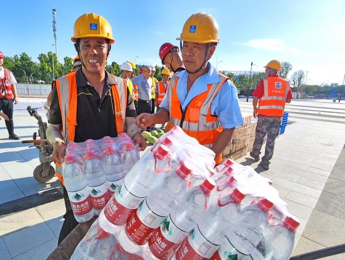 炎炎夏日送清凉全面织就关怀网中建五局湖北公司切实关爱一线工人侧记