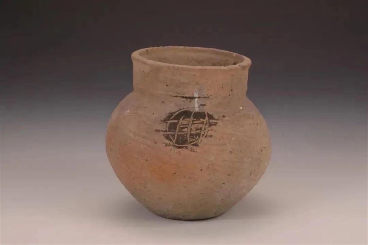 荆纹陶罐，新石器时代，荆州博物馆藏。这件陶罐上有目前所见最早的“荆”纹符号，其写法与西周青铜器上的金文“荆”字非常相似，具有现代“荆”字的雏形。