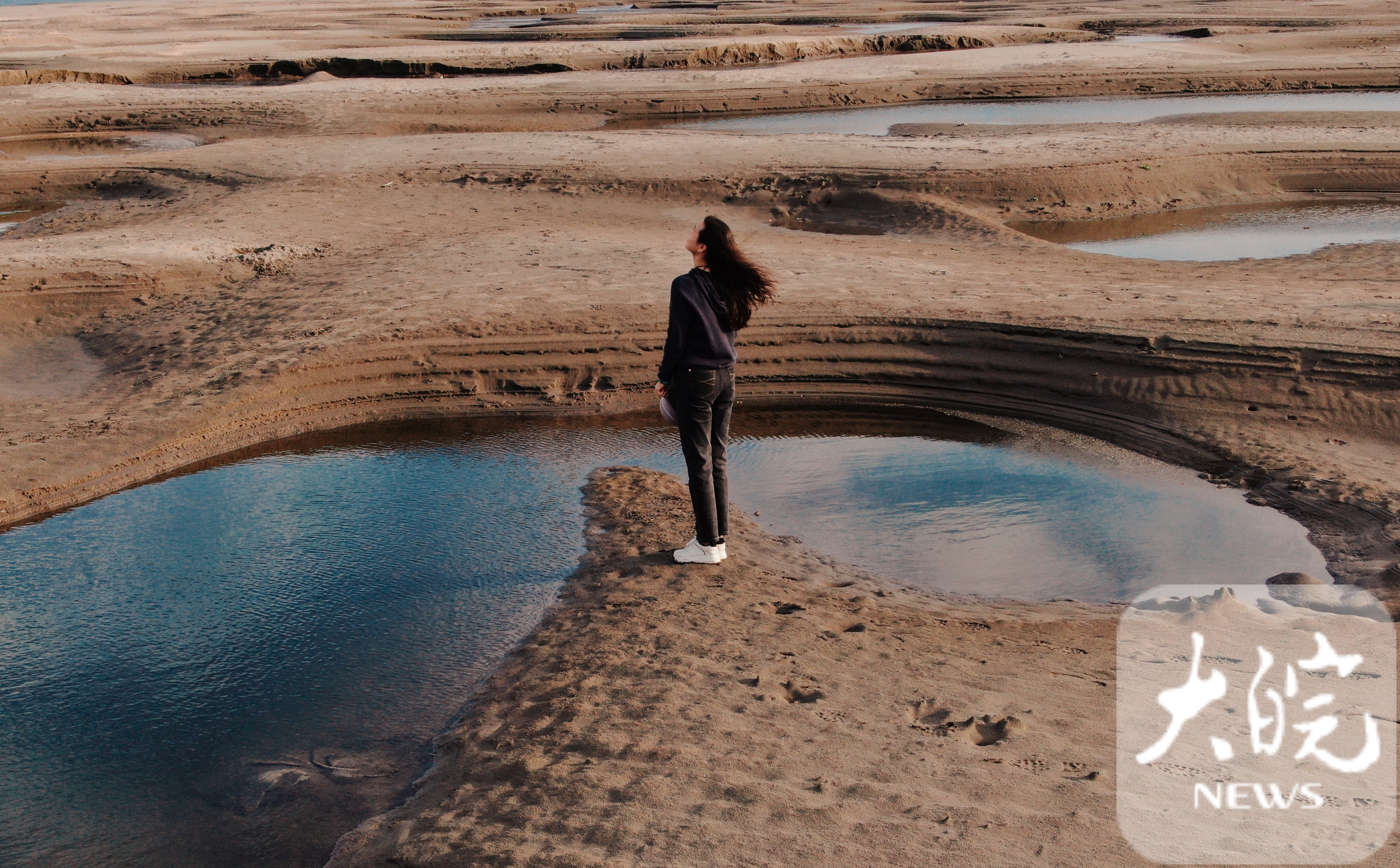 长江安庆段长风沙大面积滩涂宛如鱼鳞,游客争相打卡 | 极目新闻