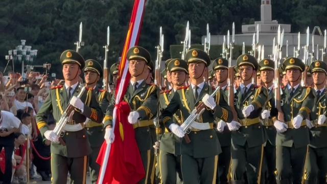 南昌八一广场举行盛大升旗仪式，有民众彻夜等候：本来想等100周年时过来看，实在没忍住就提前来了