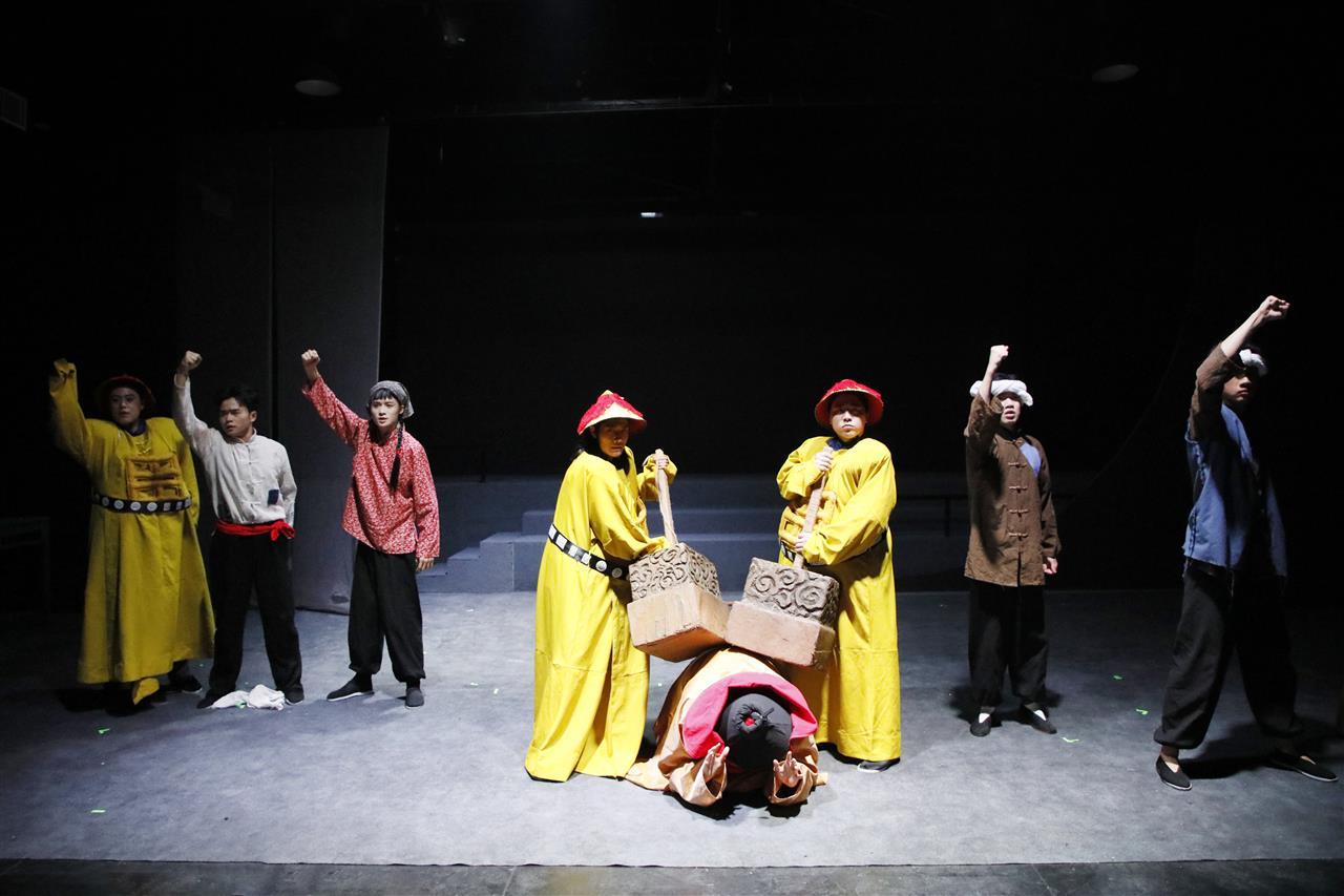 8 成龙影视传媒学院表演（戏剧表演方向）2102班毕业大戏《狂飙》剧照。刘恒 摄.JPG