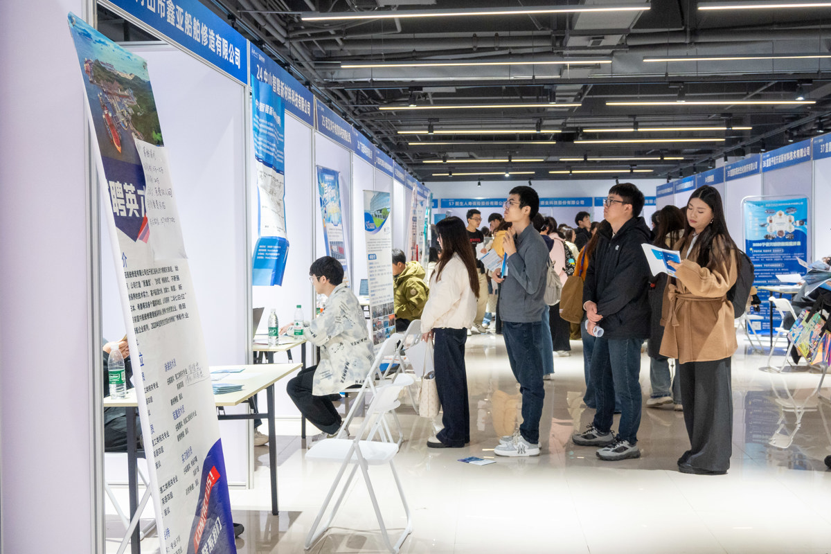 招聘会求职者在企业展位前排队 郭汝慧摄.jpg