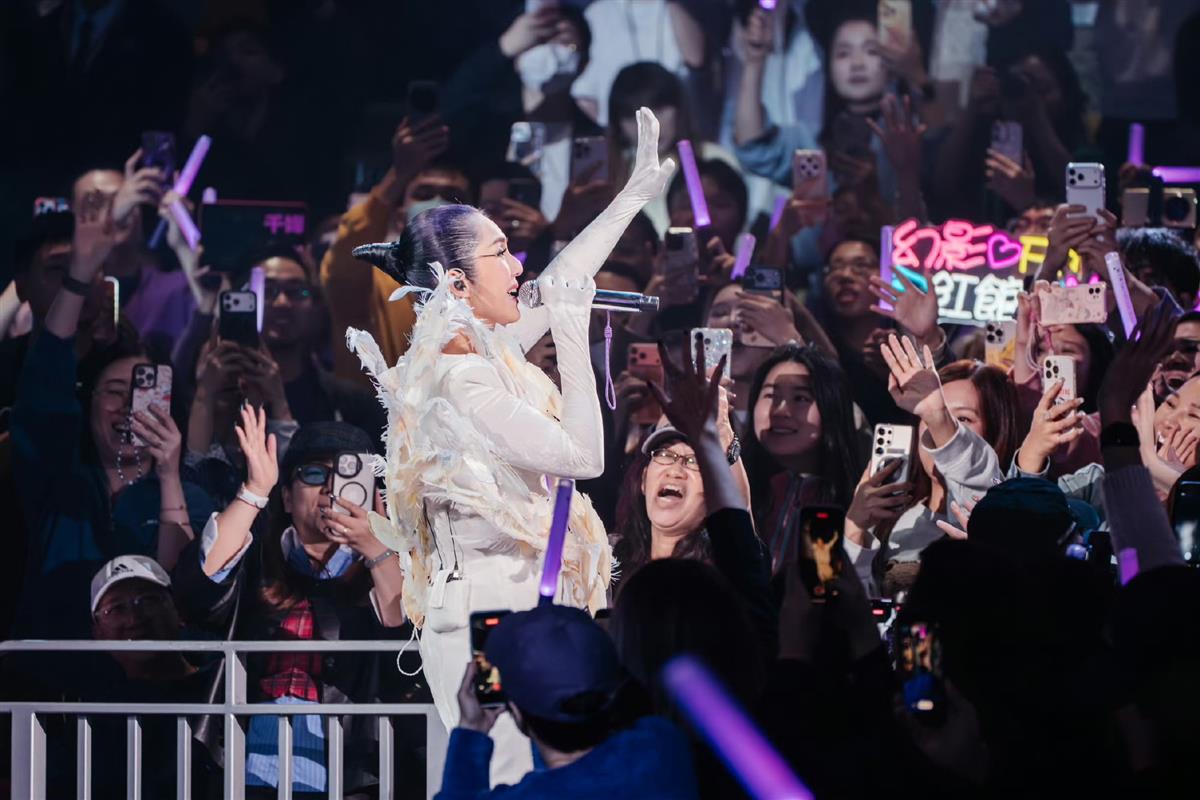 三十年音乐旅程串起人生悲欢与港乐图鉴,杨千嬅《Live MY LIVE 2025》红馆演唱会落幕