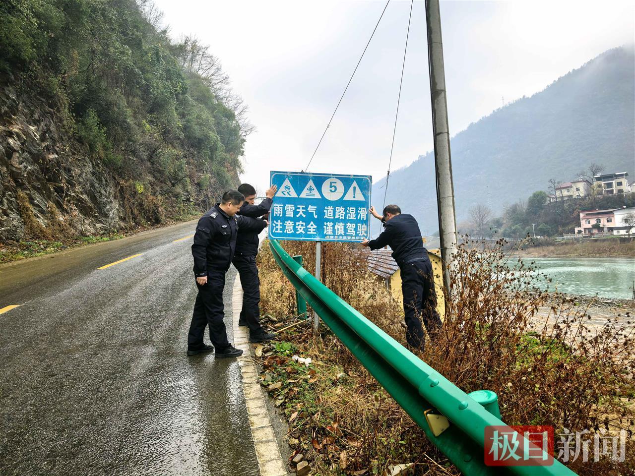 图9：民警在辖区设置警示标牌。.jpg