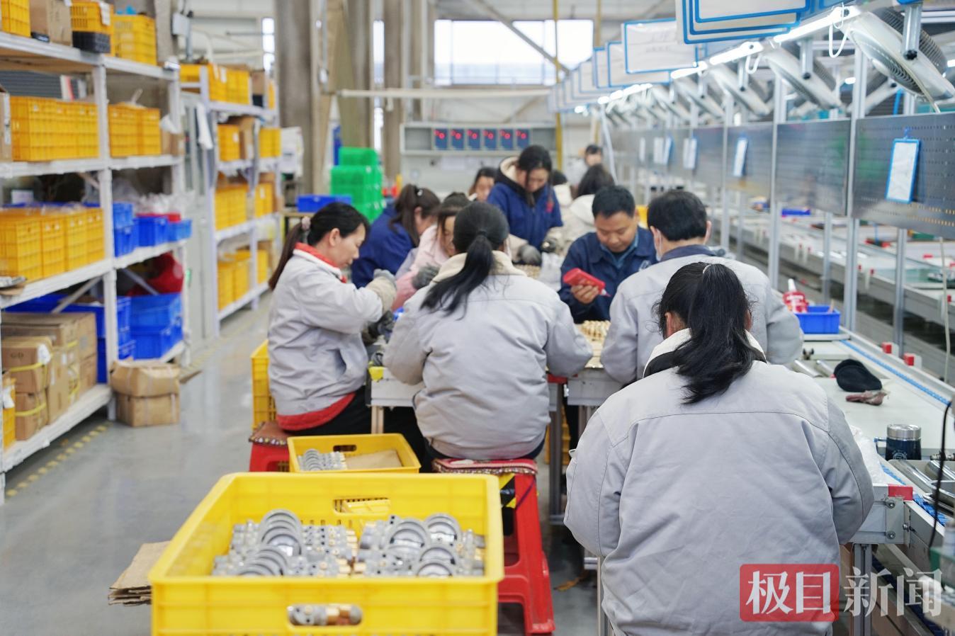 图为郧西县湖北奥维生产车间工人正在忙碌生产。 陈国东摄.png