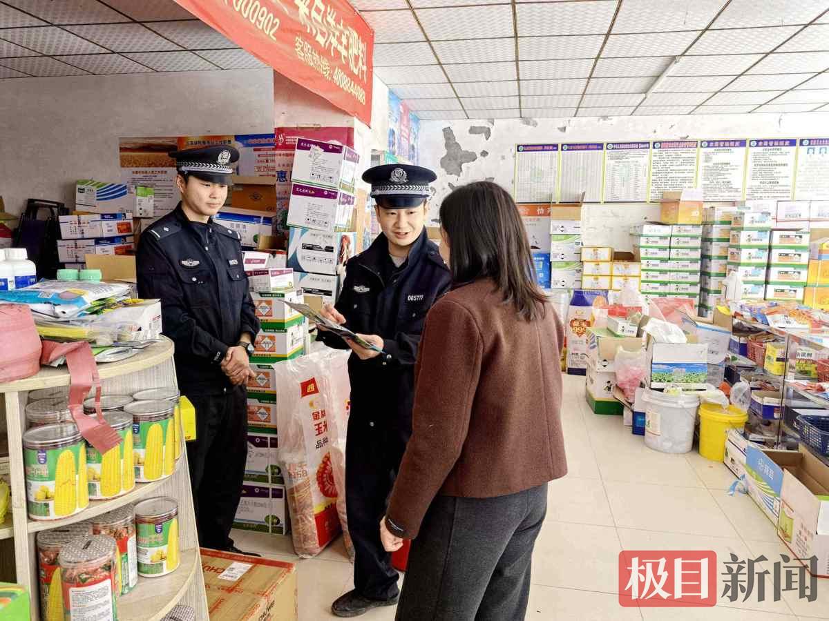 图3：民警深入农资店进行检查.jpg
