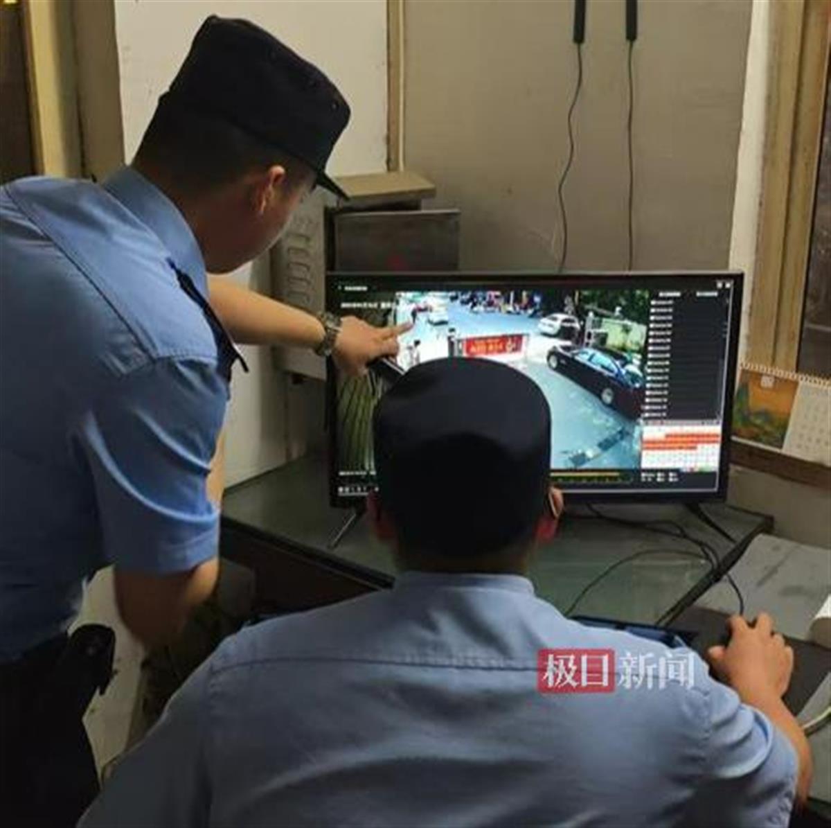 民警查看视频监控（通讯员 供图）.jpg