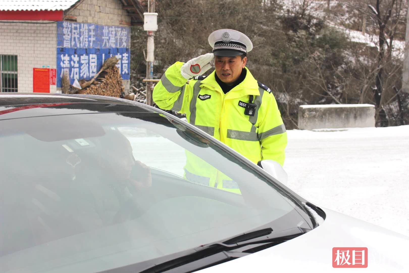 图1：交警张华义正在道路上执勤。.jpg