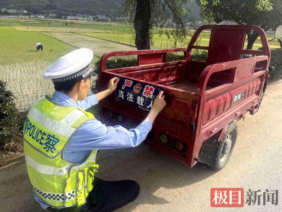 图为：交警在普及交通安全知识 (6).jpg