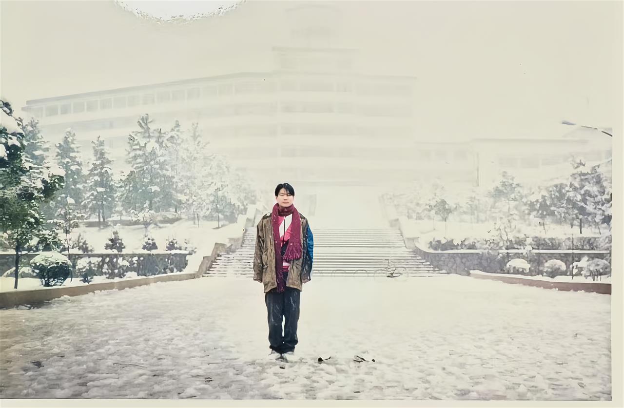 周先生在教学楼的老照片。 学校供图.jpg 周先生在教学楼的老照片。 学校供图.jpg