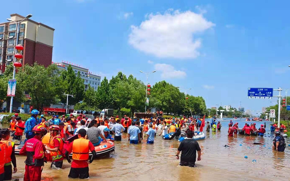 洪水围城下的河南新乡:从不担心的卫河失守了,村民自救家园 | 极目